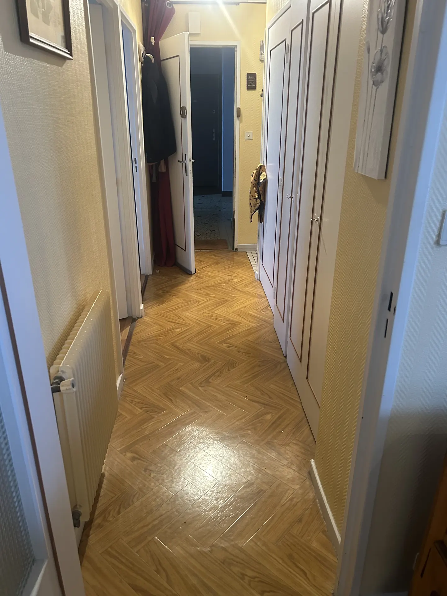 Parquet chevron dans un couloir