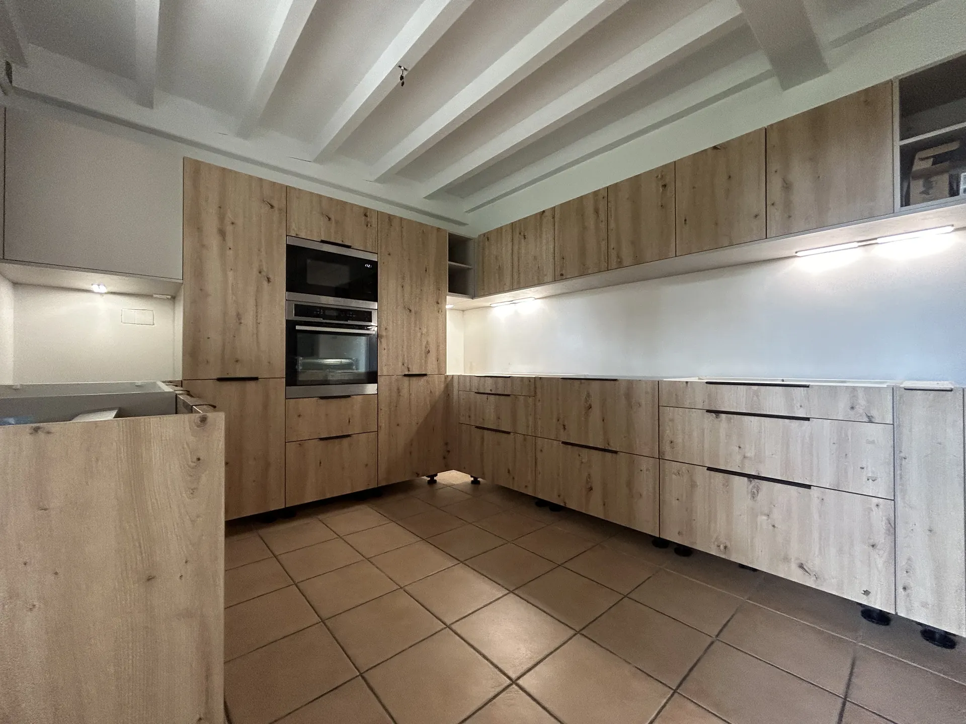 Cuisine bois posée par 3J Aménagements à Bonnut