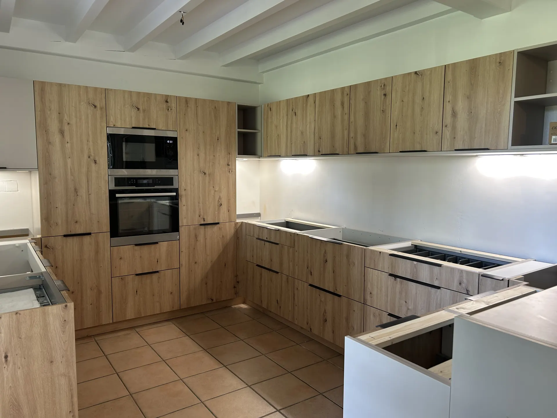 Cuisine bois posée par 3J Aménagements à Bonnut