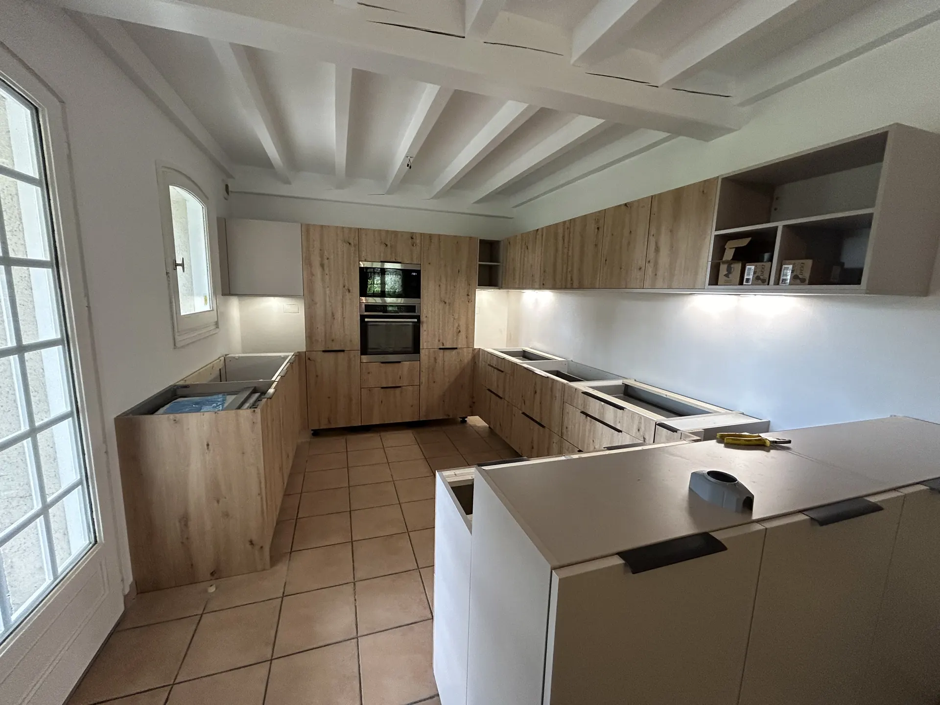 Cuisine équipée bois et blanc sur mesure