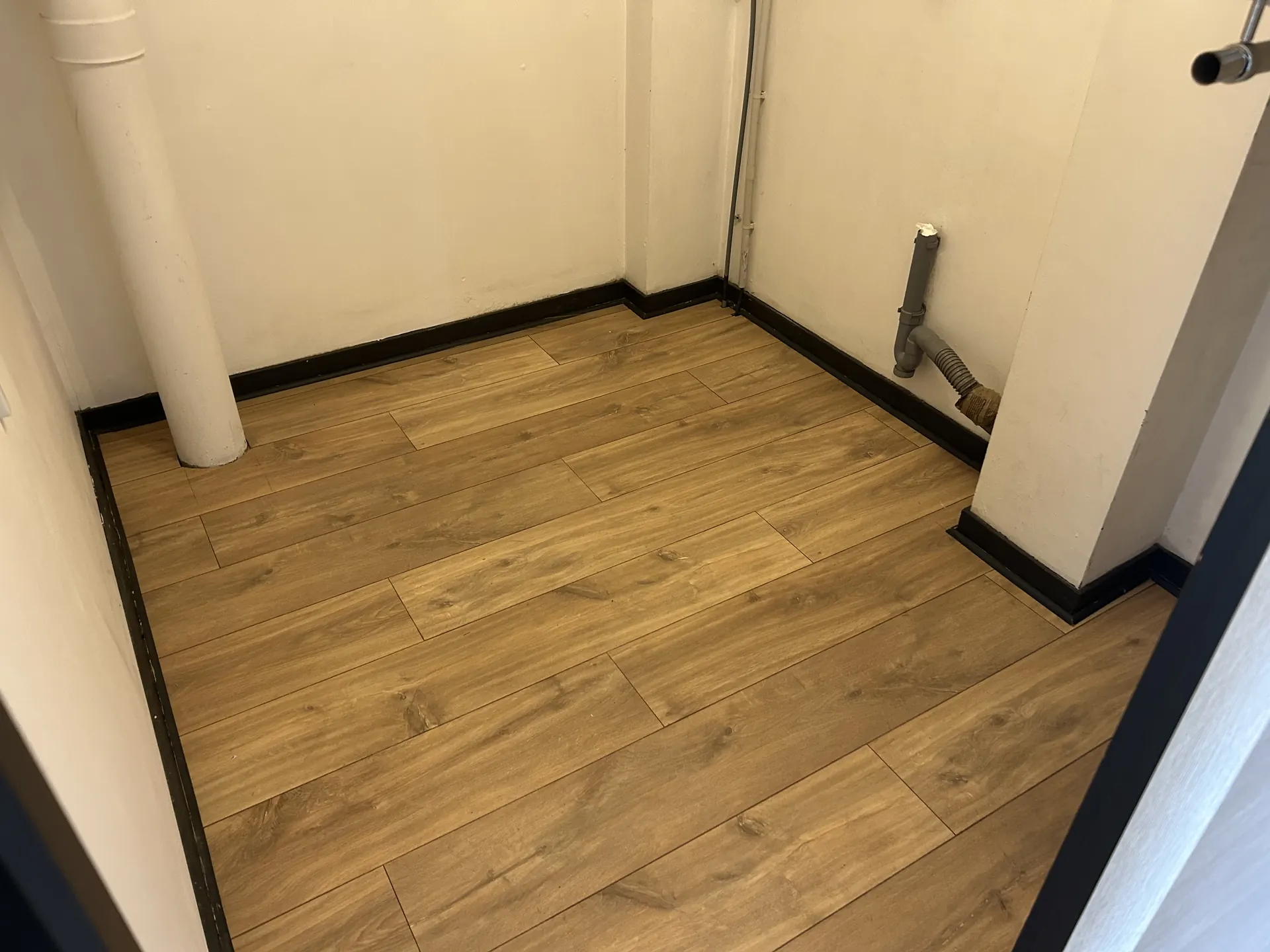 Parquet naturel clair posé dans une pièce à Orthez