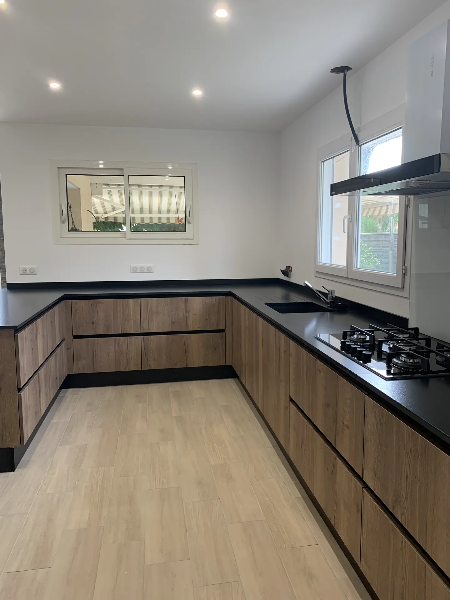 Cuisine bois posée par 3J Aménagements à Peyrehorade