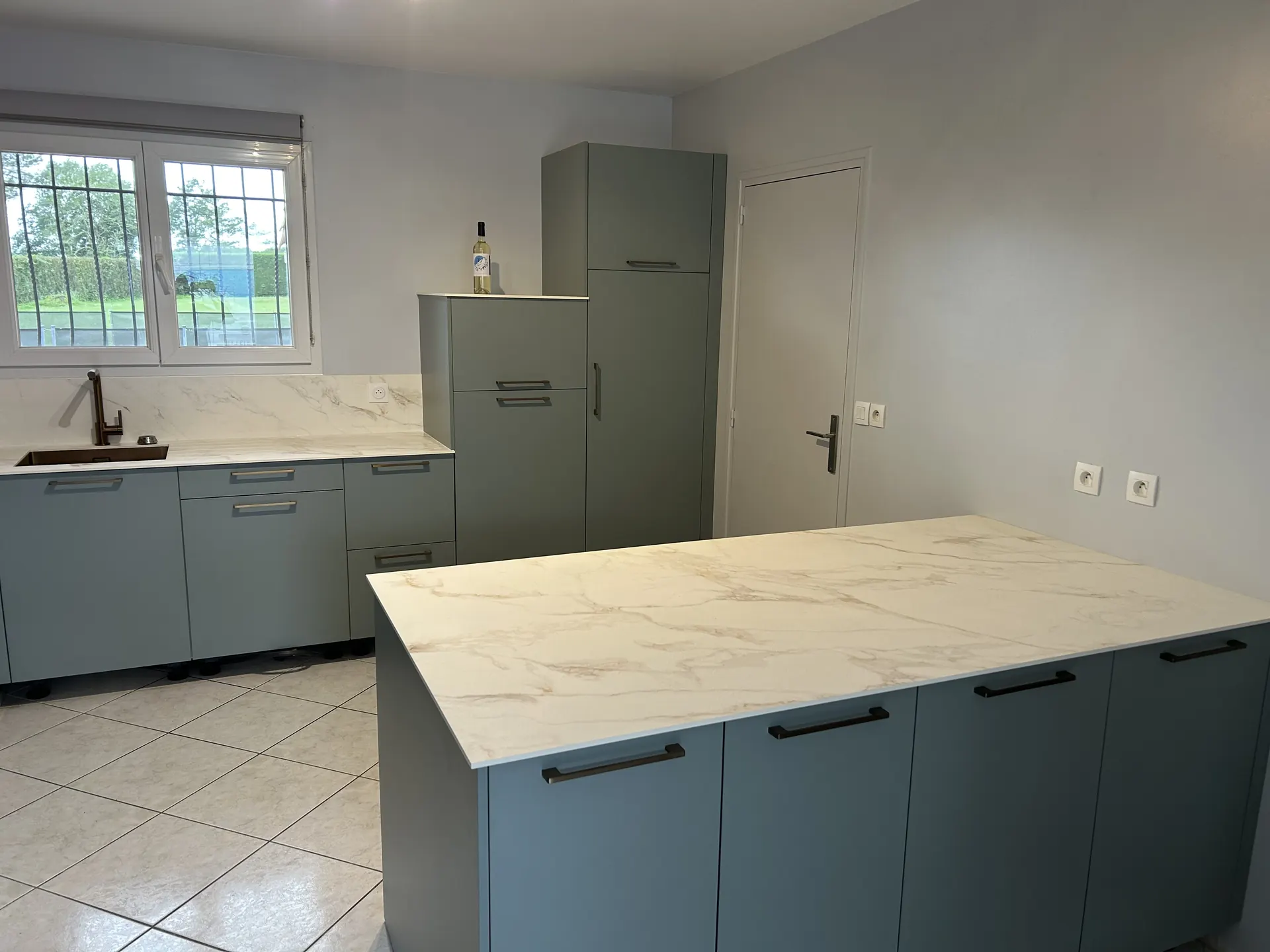 Cuisine gris posée par 3J Aménagements à Peyrehorade