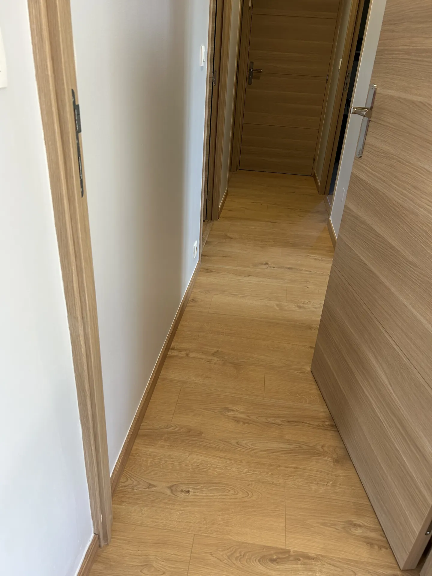 Parquet clair dans un couloir à Peyrehorade
