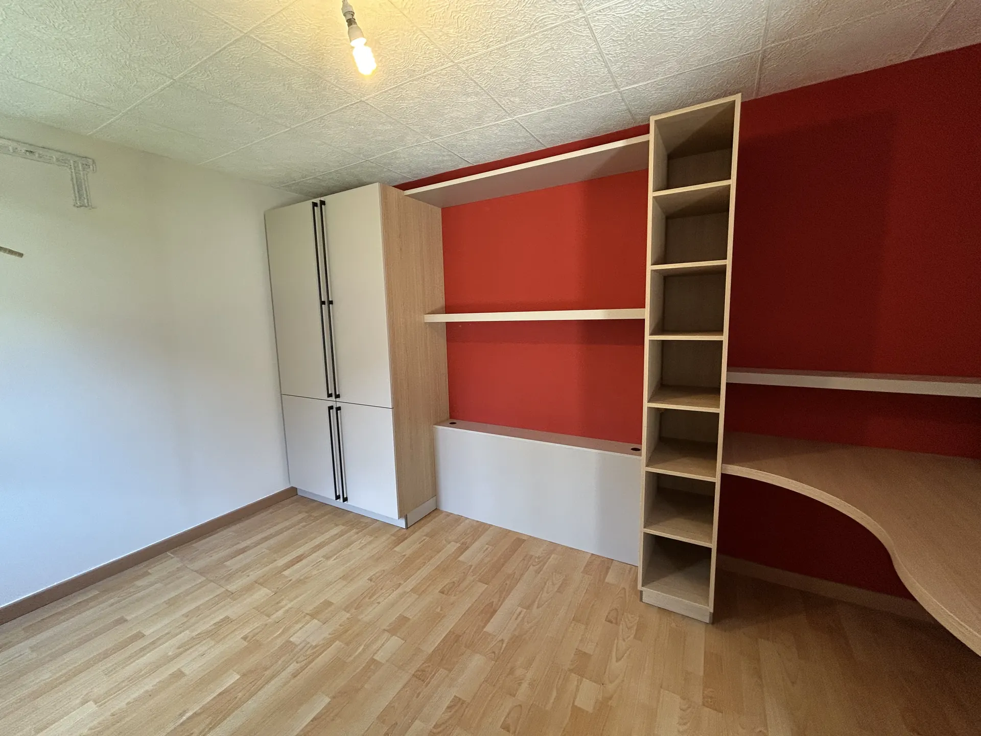 Dressing sur mesure à étagères bois
